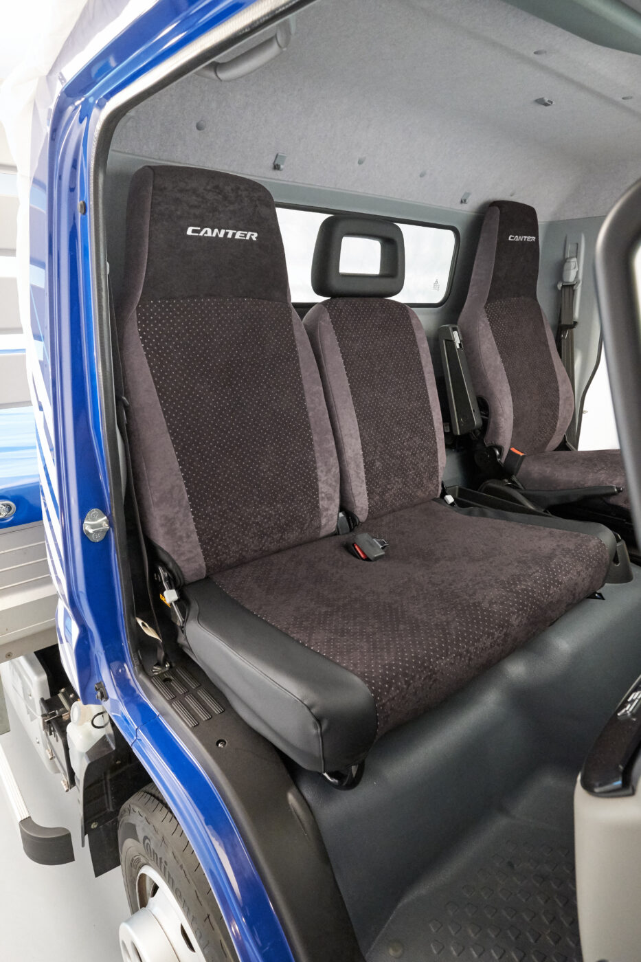 The FUSO Seat Cover is the best way to protect the interior against wear and grime. It extends the lifetime of the seats and helps to retain the value of the Canter by giving the truck a high-quality appearance. The FUSO Seat Cover “ALCANTA” provides an elegant design for the truck. Furthermore, all Seat Covers offer maximum comfort without compromising on functionality, such as the  integrated desk of the double co-driver seat.