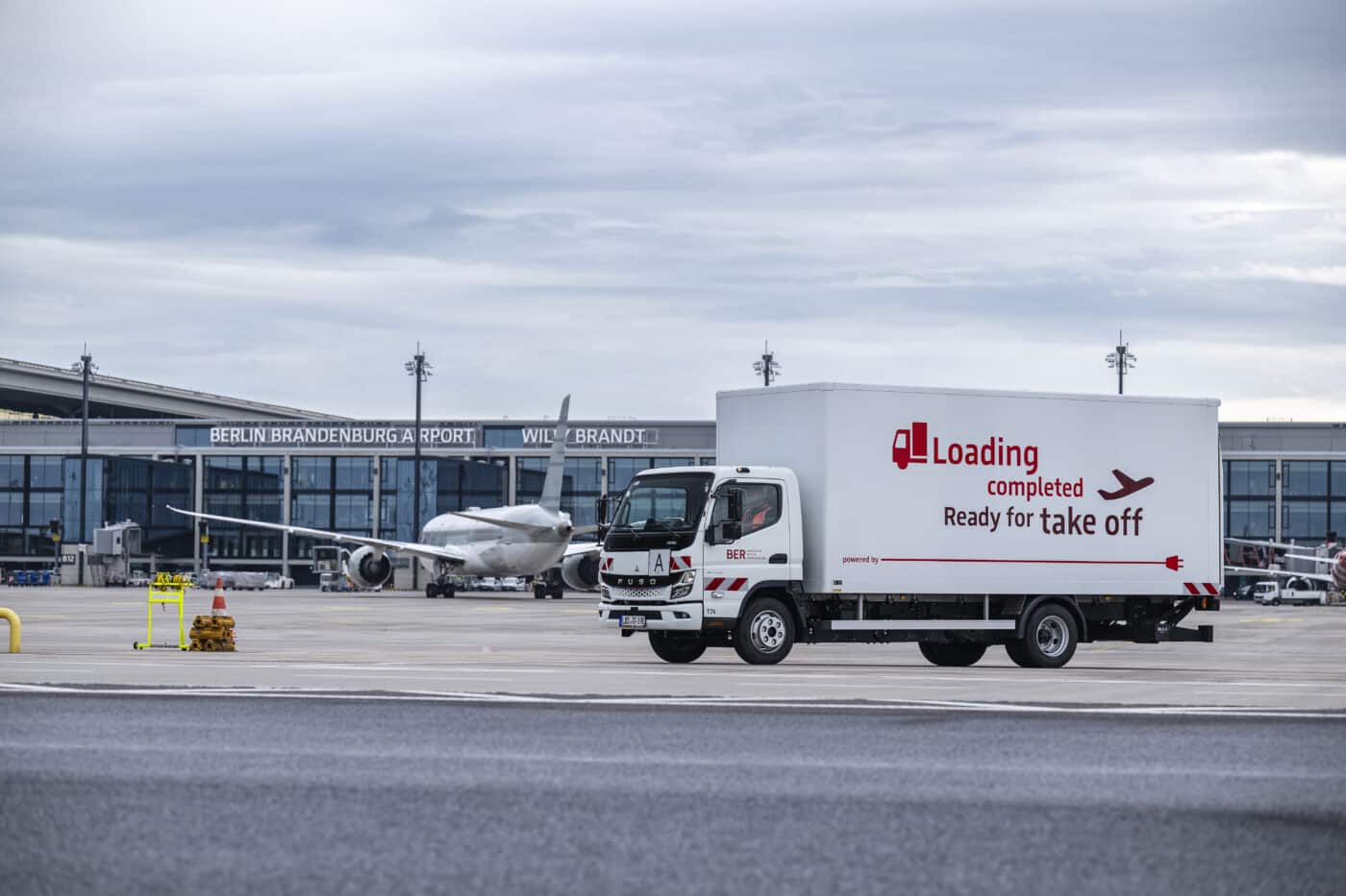 For one and a half years now, Berlin Brandenburg Airport GmbH has been relying on electromobility as part of its sustainability strategy for the handling of its internal waste and disposal logistics - as it turns out, this is exactly the right job for the FUSO eCanter 7C18e.
