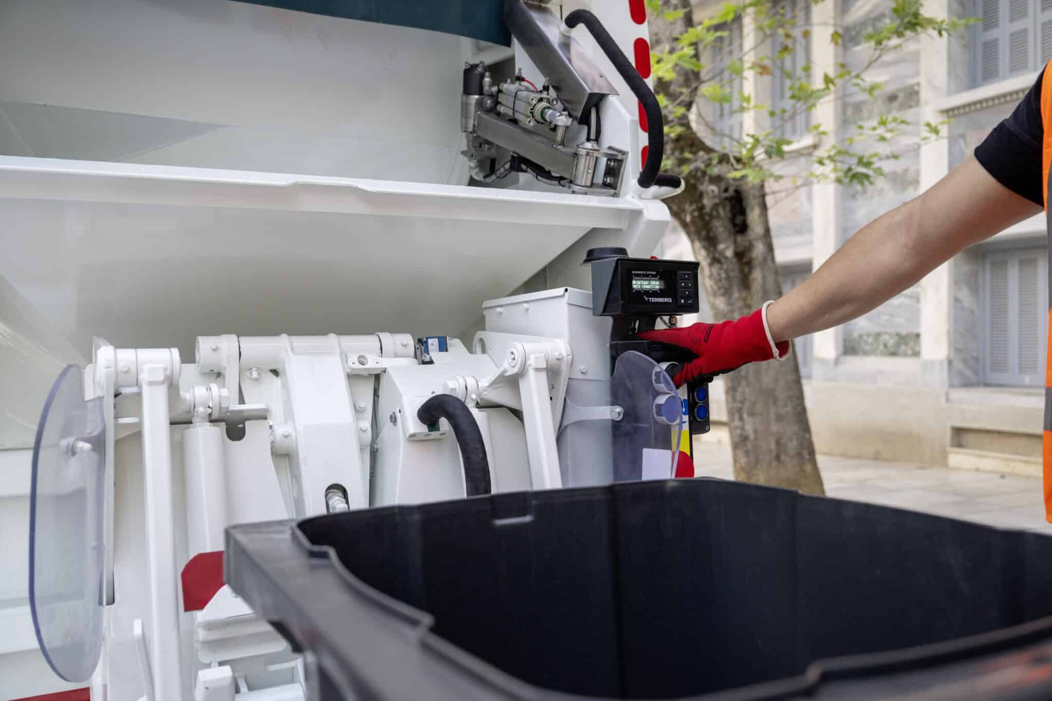 FUSO eCanter räumt auf: 89 batterieelektrische Lkw sammeln Abfall in Athen und ThessalonikiFUSO eCanter cleans up: 89 battery-electric trucks collect waste in Athens and Thessaloniki