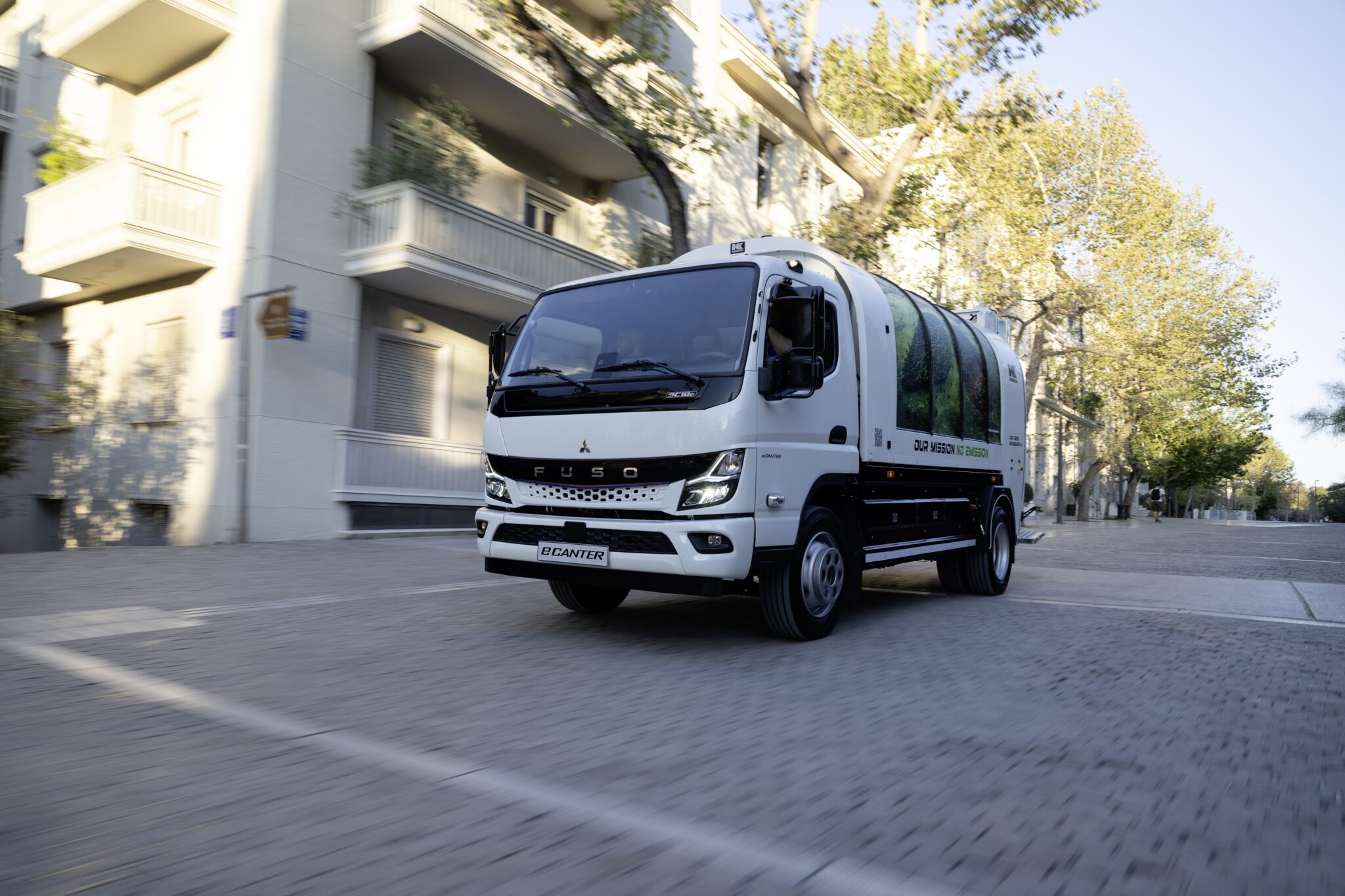 FUSO eCanter räumt auf: 89 batterieelektrische Lkw sammeln Abfall in Athen und ThessalonikiFUSO eCanter cleans up: 89 battery-electric trucks collect waste in Athens and Thessaloniki
